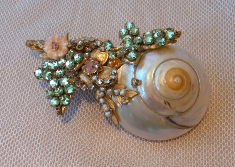 優しい色あいで大人可愛いブローチ