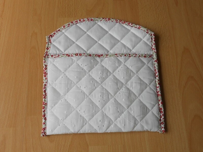 脇の布端をバイアステープで処理