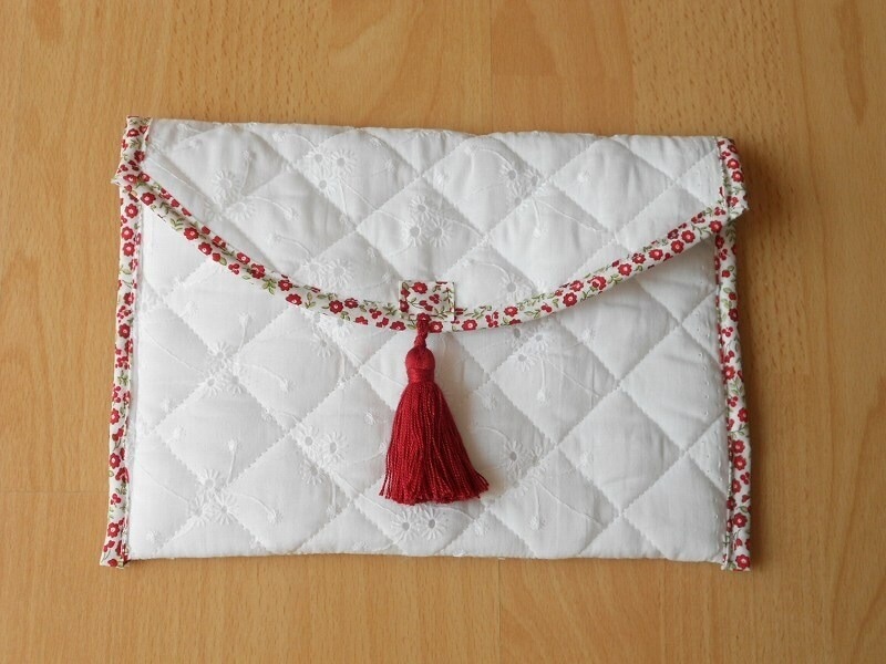 タッセルなど、お好みの物を飾りに