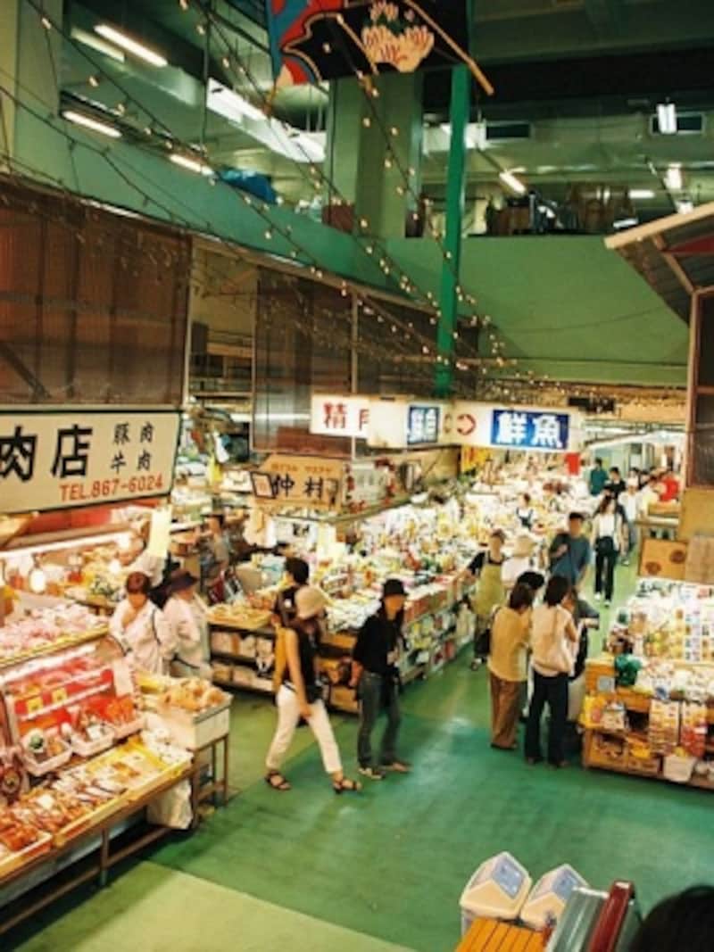 牧志公設市場 で沖縄食材を見て 食べる 那覇の観光 旅行 All About 牧志公設市場 で沖縄食材を見て 食べる 那覇の観光 旅行 All About