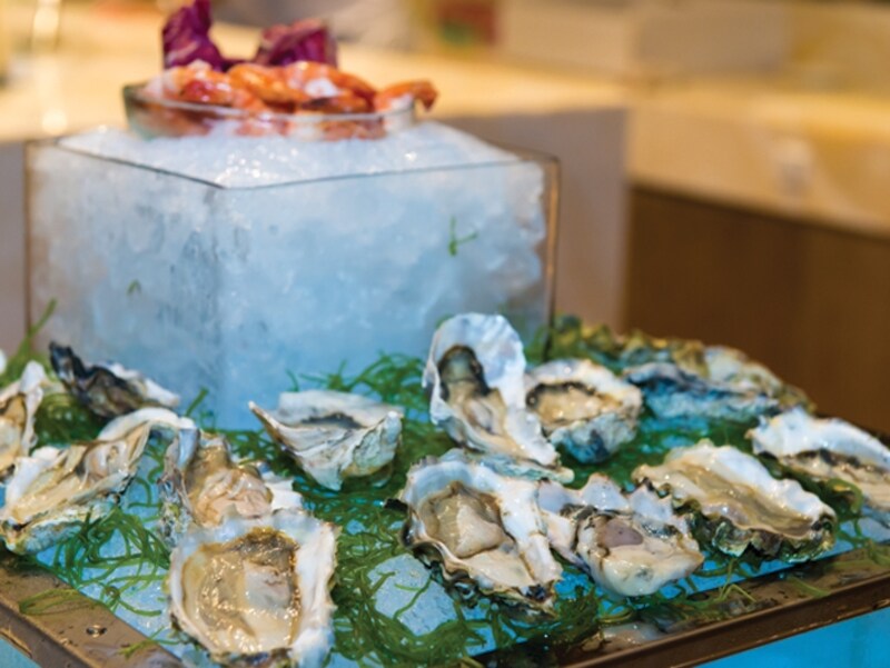 ビュッフェの一角。生ガキやお刺身も新鮮