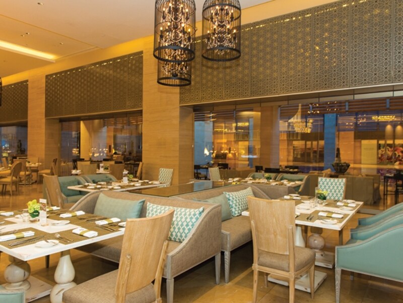 「The Cafe」は大箱ビュッフェダイニング。ゲストの数も凄いが、それに対応するスタッフのレベルも高い！