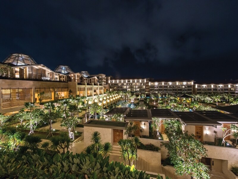 客室ベランダからの夜景。ライトアップが美しい