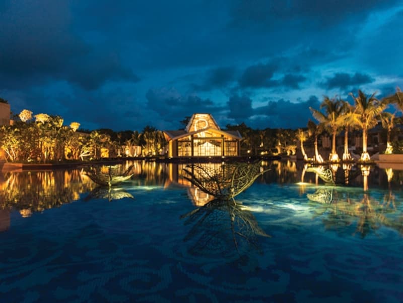 水上に浮かぶガラスのチャペル。リゾートウエディングの候補地として早くも人気