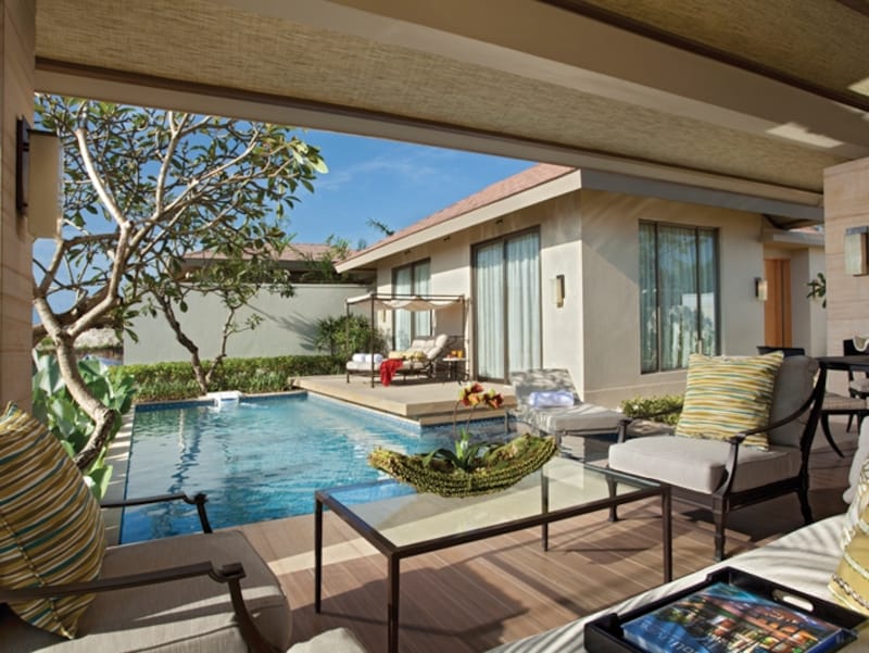 寝室の建物とは別に、「離れ」のようなリビングスペースがある、ゆったりした間取りのヴィラ