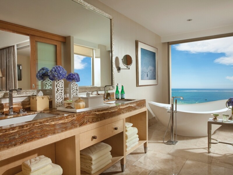 同じくロイヤルスイートのバスルーム。窓際に大きなバスタブがあります