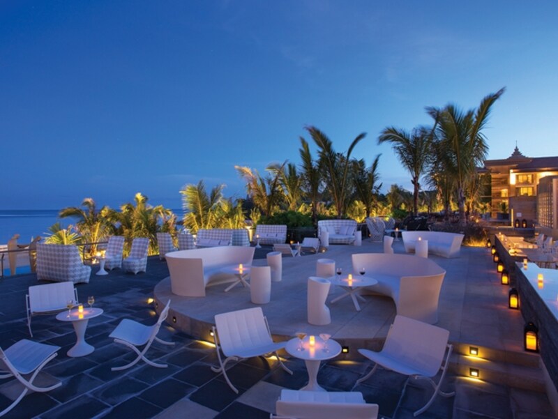 「スカイ・バー」で潮騒を聞きながら星空を眺め、リゾートの夜を満喫したい