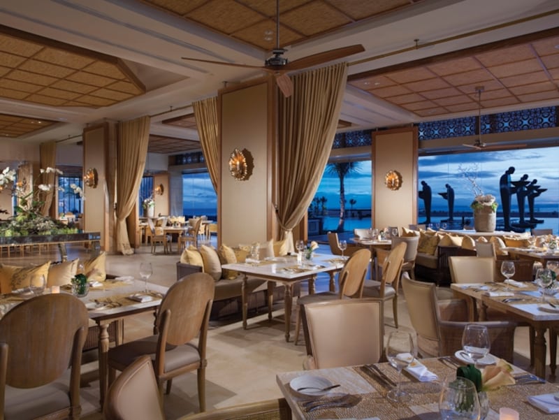 高級レストラン顔負けのゴージャスなインテリアながら、窓の外はビーチというギャップがいい。地中海料理の「Soleil」