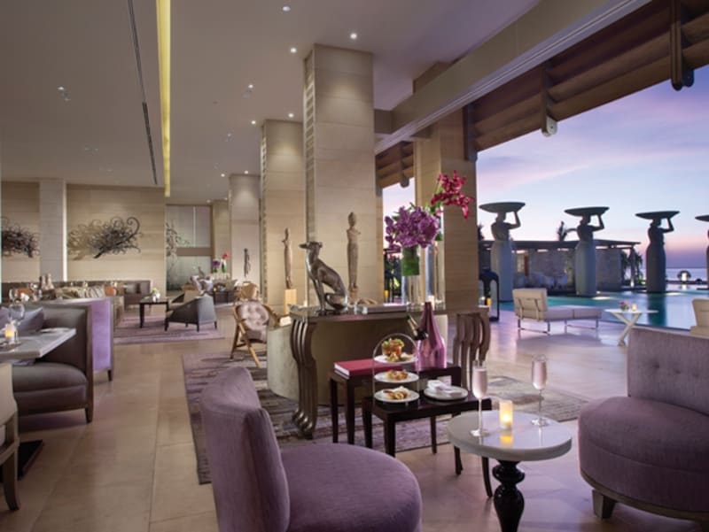 クラス感溢れるラウンジ。外には「ザ・ムリア」専用のプールが広がる