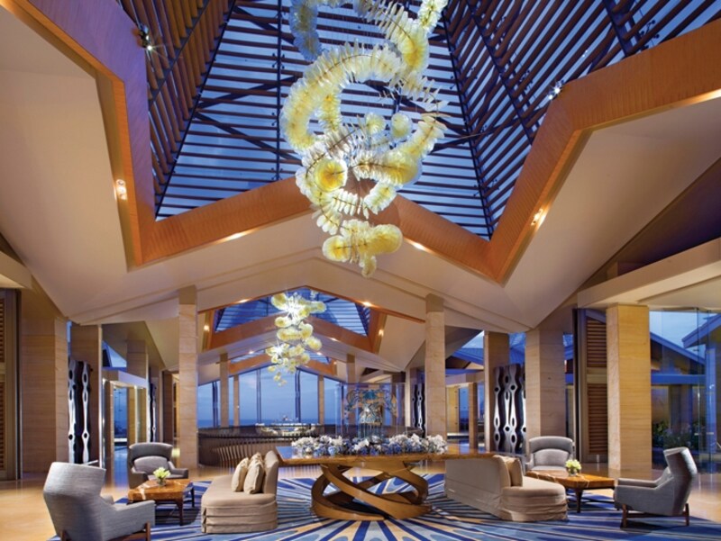 ロビーからはリゾート全体からビーチまで、その全容を見渡すことができる