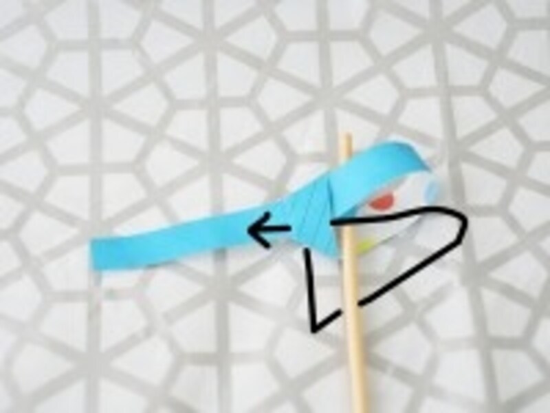 結び目に通します