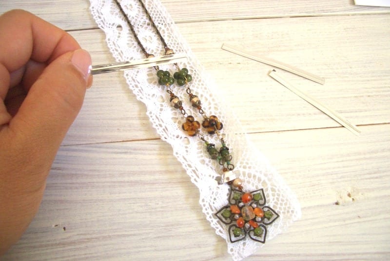 レースにネックレスを留める
