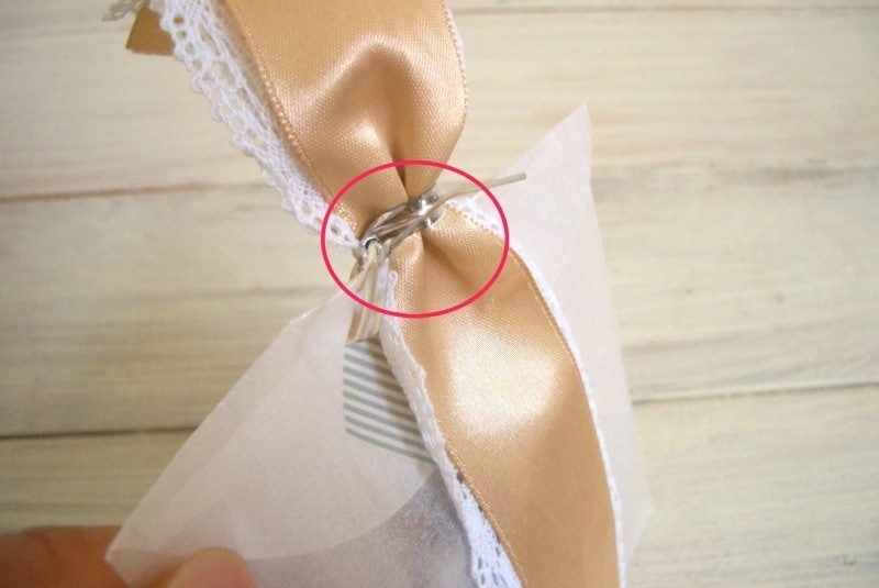 リボンを回し留める