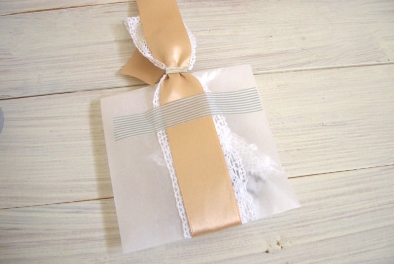 テープで固定する