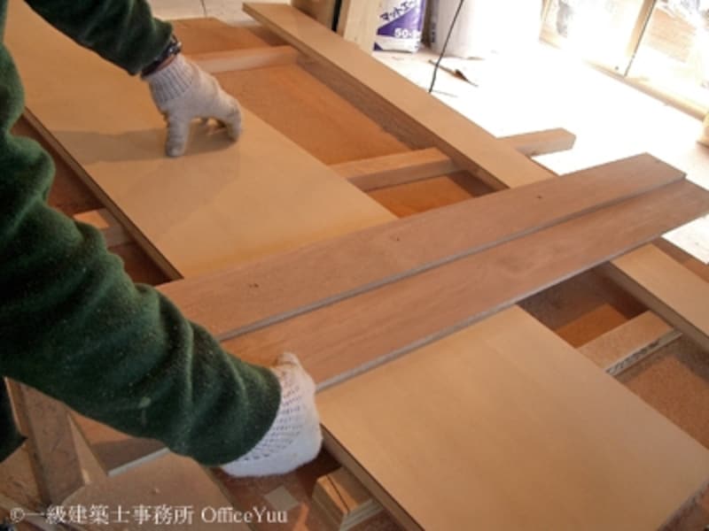 板を二枚貼りあわせただけの手作りの木製定規。作る手間はかかるが、作業スピードが上がり、仕上がりもキレイ。