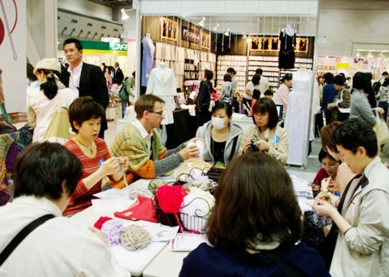 ホビーショーで「Knit for Japan」の活動を行うケストラーさん