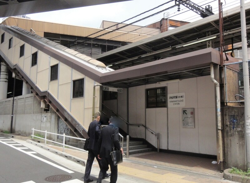見上げると高架された浜松町駅のホームがある