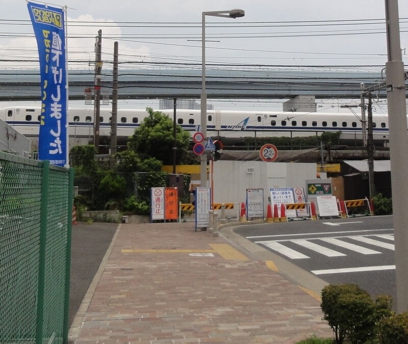 上を走り抜けていくのは新幹線