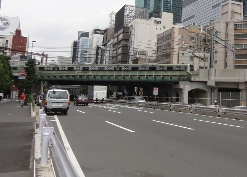 左側が新橋駅になる
