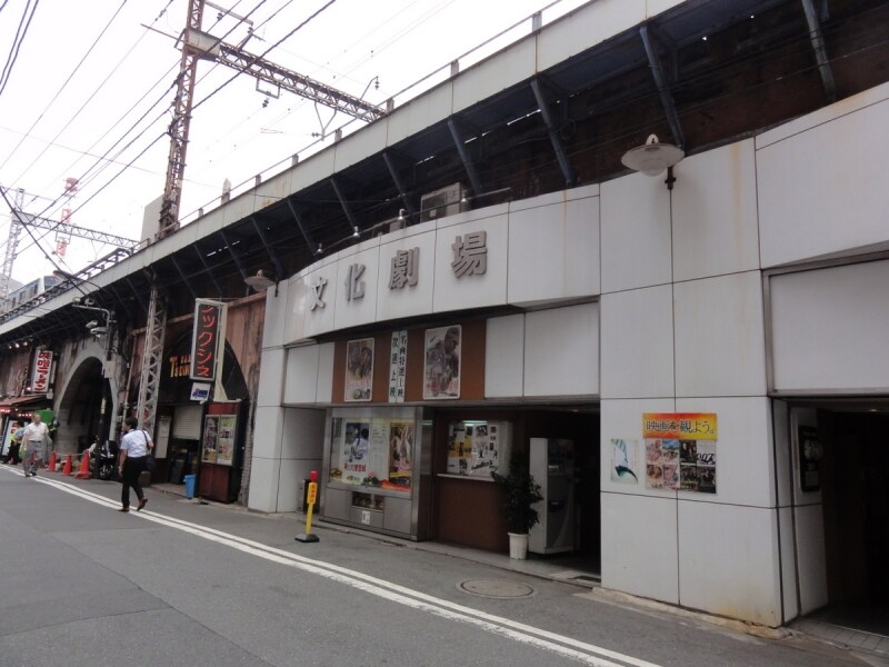 高架下の道沿いにいけば新橋駅がある