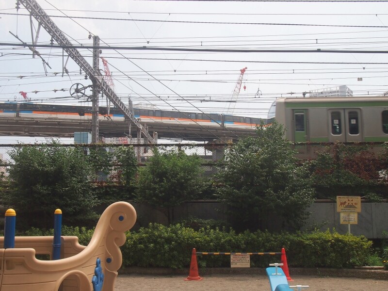 芝公園には噴水などがあり、小さな子供とお母さんであふれている