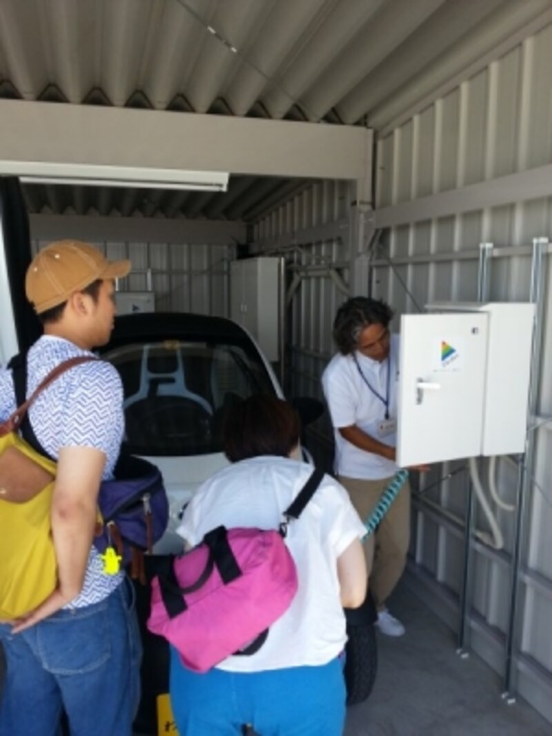 (図)日産undefinedニューモビリティーコンセプト 充電方法の見学様子
