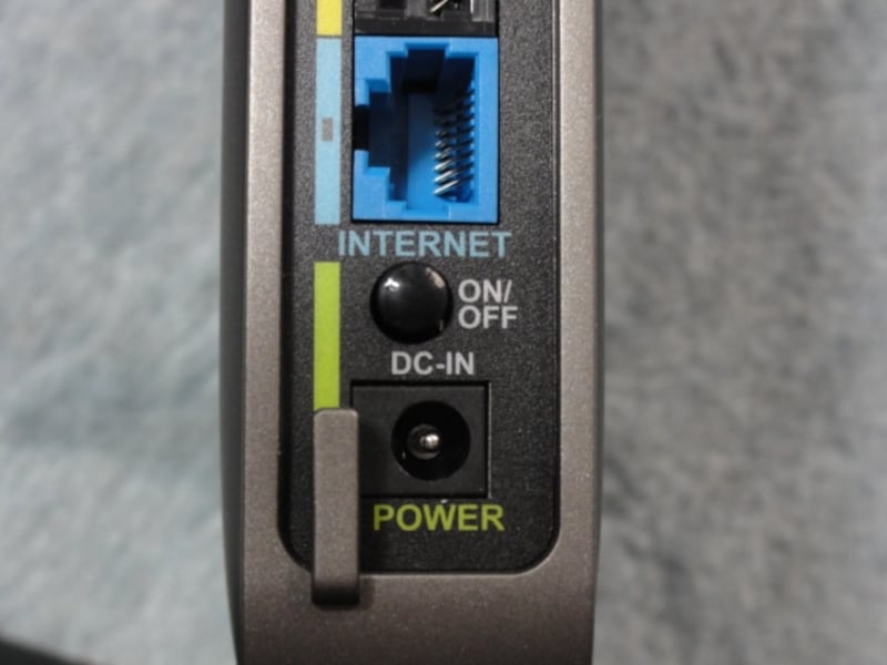 中央のスイッチが電源スイッチ。