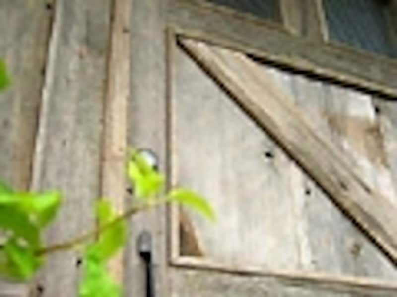 DIYリフォーム実例!アンティークな木製玄関ドア