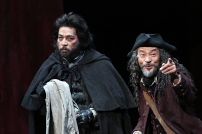 左からクランチャー(宮川浩)とバーサッド(福井貴一)写真提供：東宝演劇部