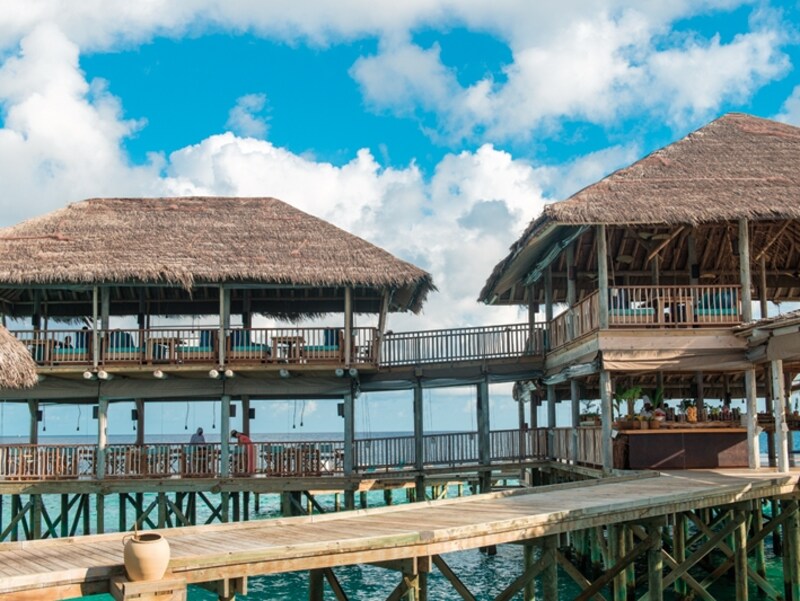 「Longitude」外観。メインダイニングが水上にあるリゾートは珍しい。温かい料理をサーブするクッキングステーションとチルドルームも併設している