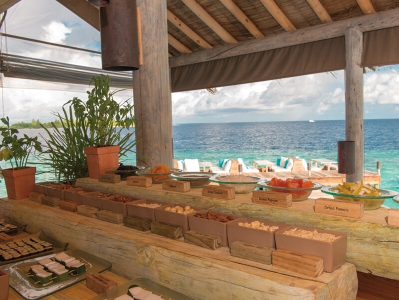 朝食ビュッフェの様子。オーガニックファームで栽培した野菜や果物も並ぶ