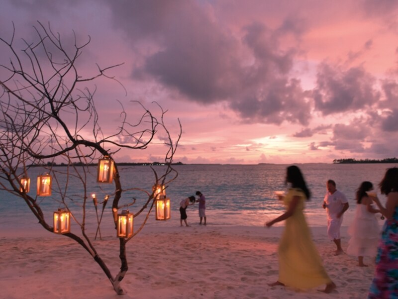 カクテルパーティの演出も素敵。枯れ木にランプ、という構図にもシックスセンシズらしさが