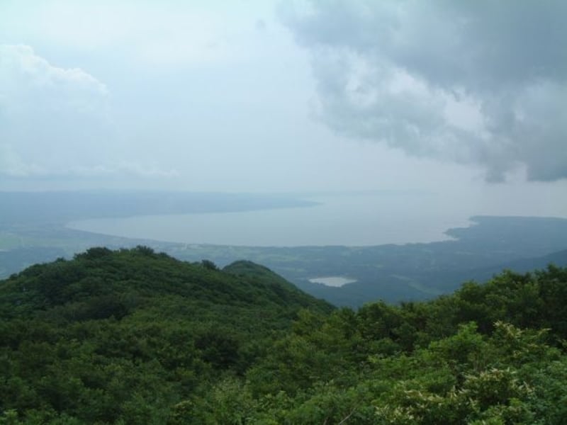 大佐渡スカイラインから眺めた美しいカーブを描く真野湾の海岸線