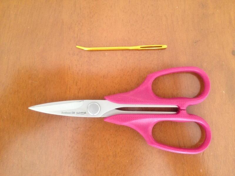 針穴の大きいステッチ針と、糸きりハサミ