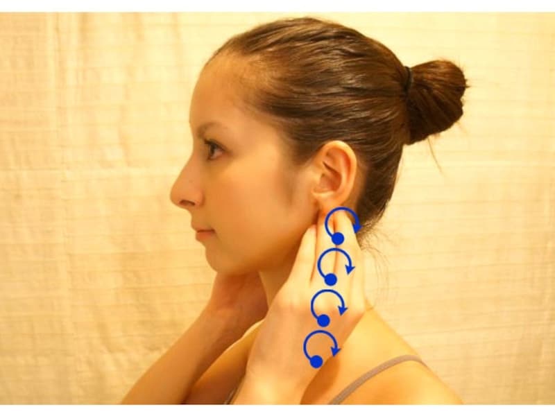 耳の後ろから鎖骨まで押し回す