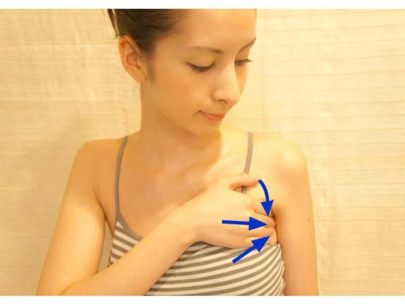 わきの下と前と後ろをもむ