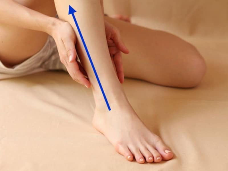 足首からひざ裏まですり上げる