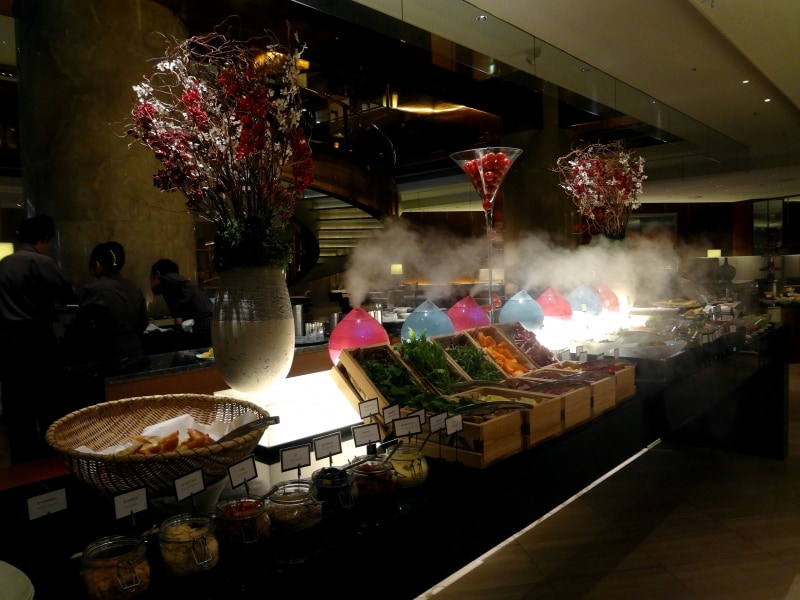 サラダと前菜のブッフェ台