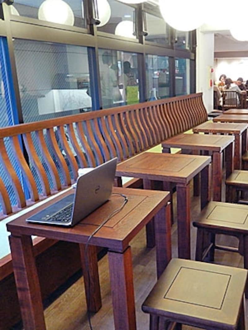 コンセント、フリーWi-Fi完備