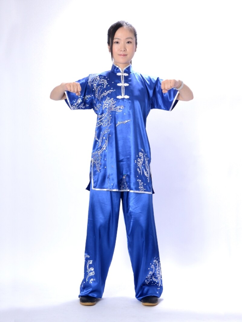 2.両肘を軽く後ろに引く