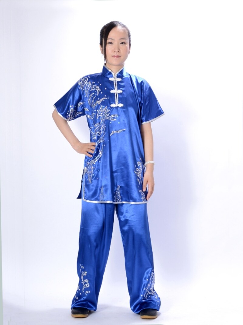 1.右手を腰に置き左腕の力を抜く