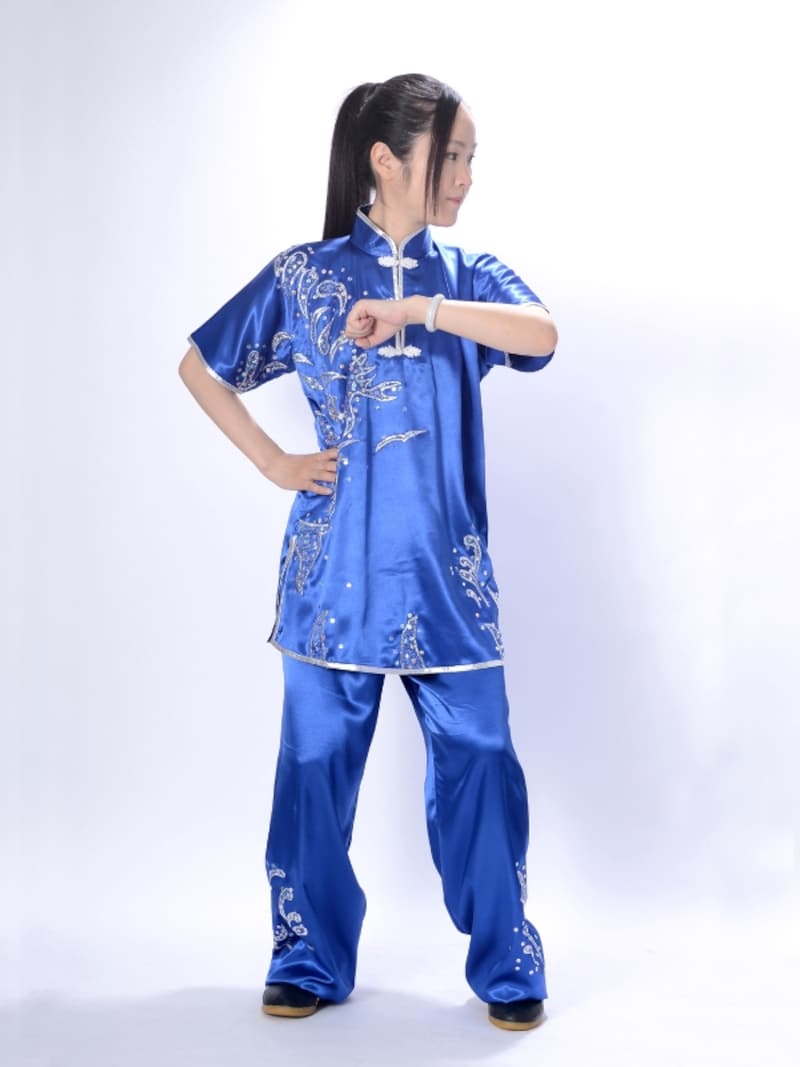 5.左肘を胸の高さに持ち上げる