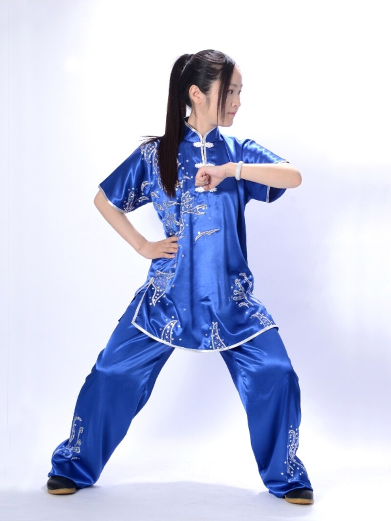 6.左肘で水平に打ち込む