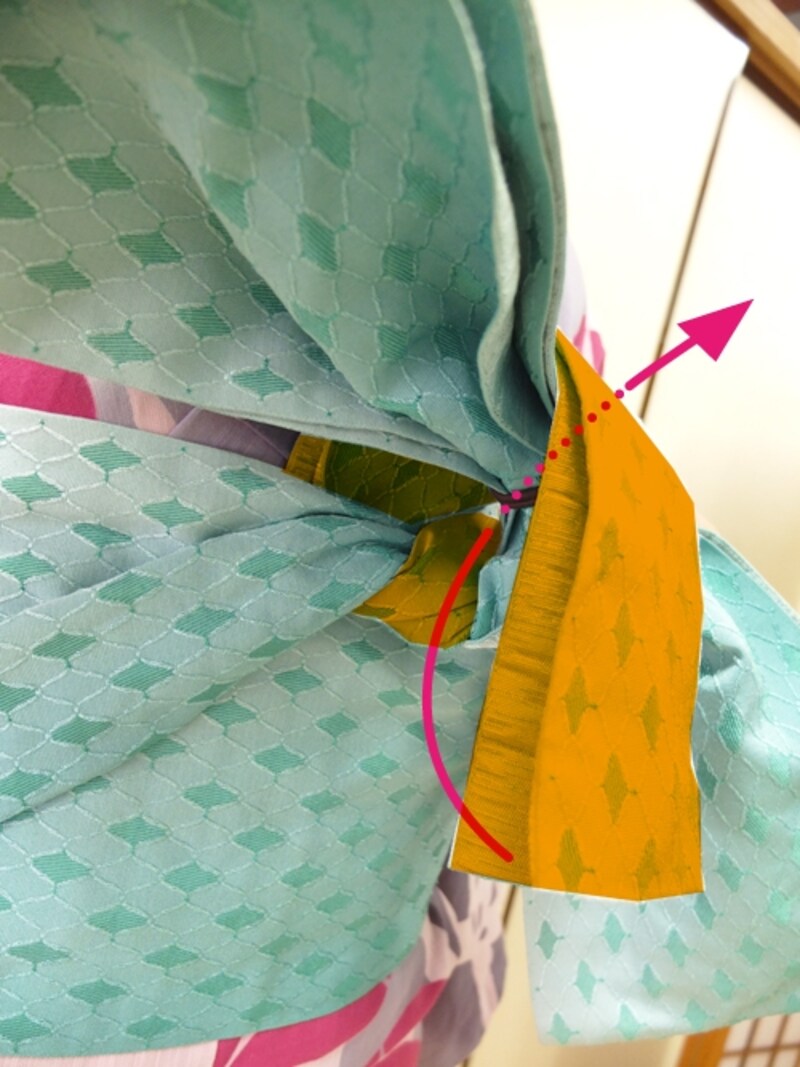 羽根を手先でくるみます