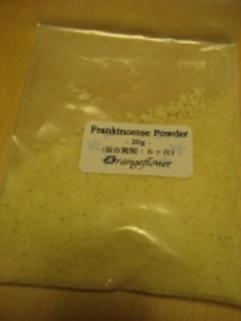 フランキンセンスの精油の香りとはまた違った落ち着いた香りです。少量の使用でOK！