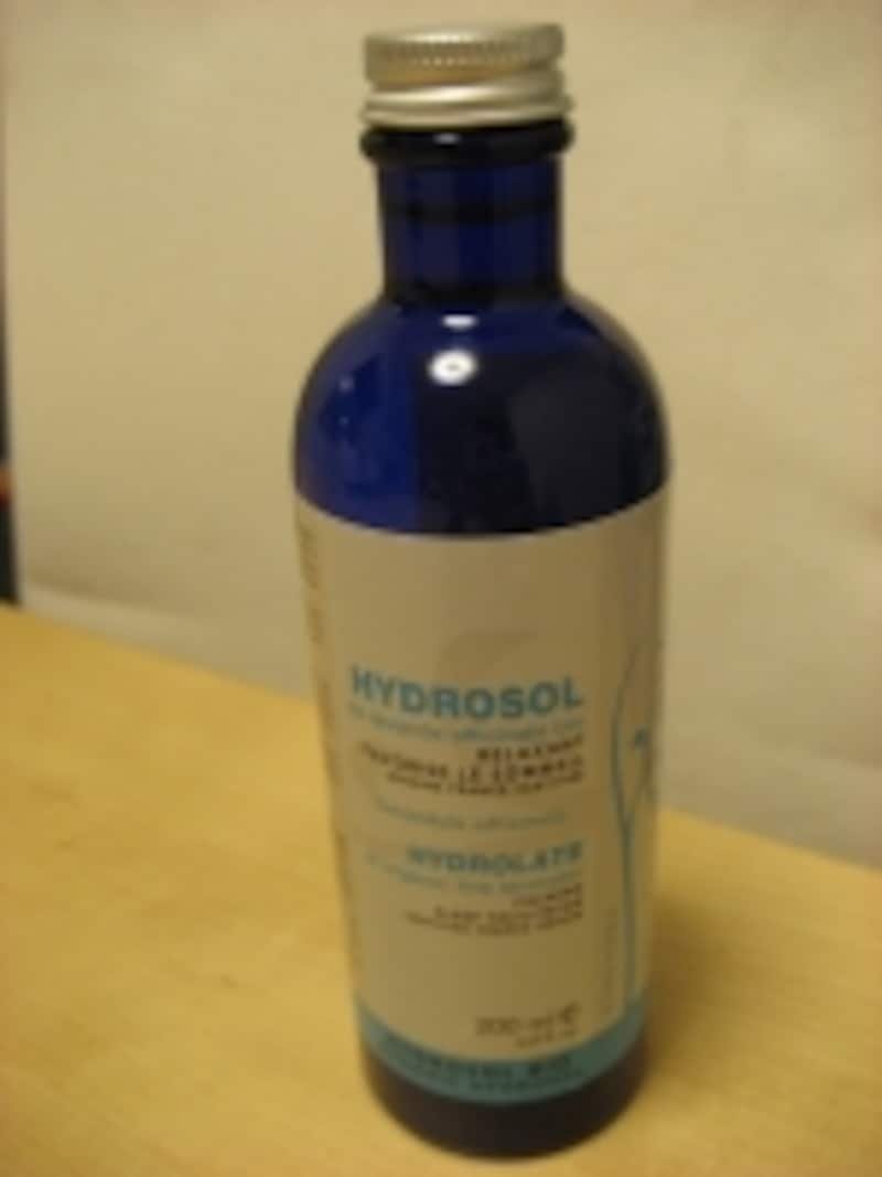 100％ピュアなラベンダーウォーターは日焼け後の火照りや皮膚の赤みなど、抗炎症効果に優れています。汗疹やかぶれにも役立つアイテムです。自然療法としてラベンダーウォーターの効果を感じたい場合は、化粧用として加工されていない100％ピュアなラベンダーウォーターをおすすめします