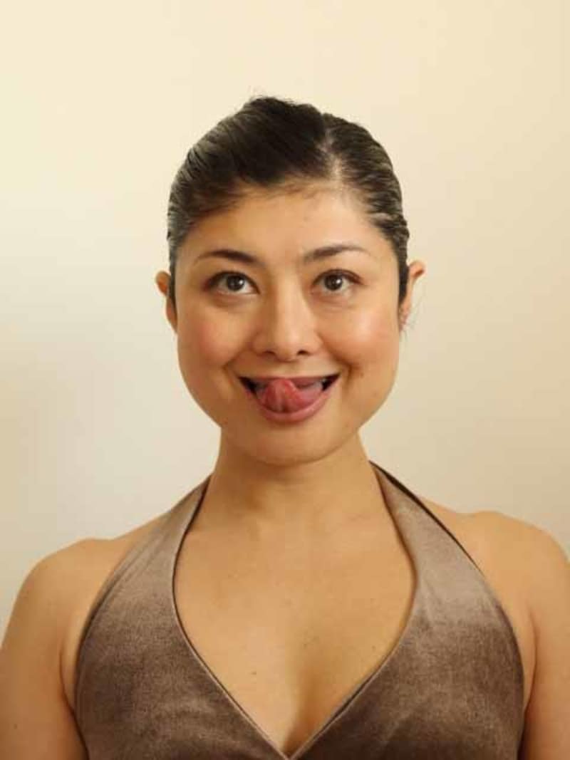 口角アップの顔ヨガ「おいしい顔2」