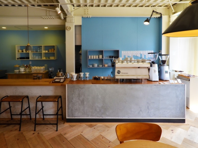 長いカウンターの向こうに、たっぷりの作業スペース