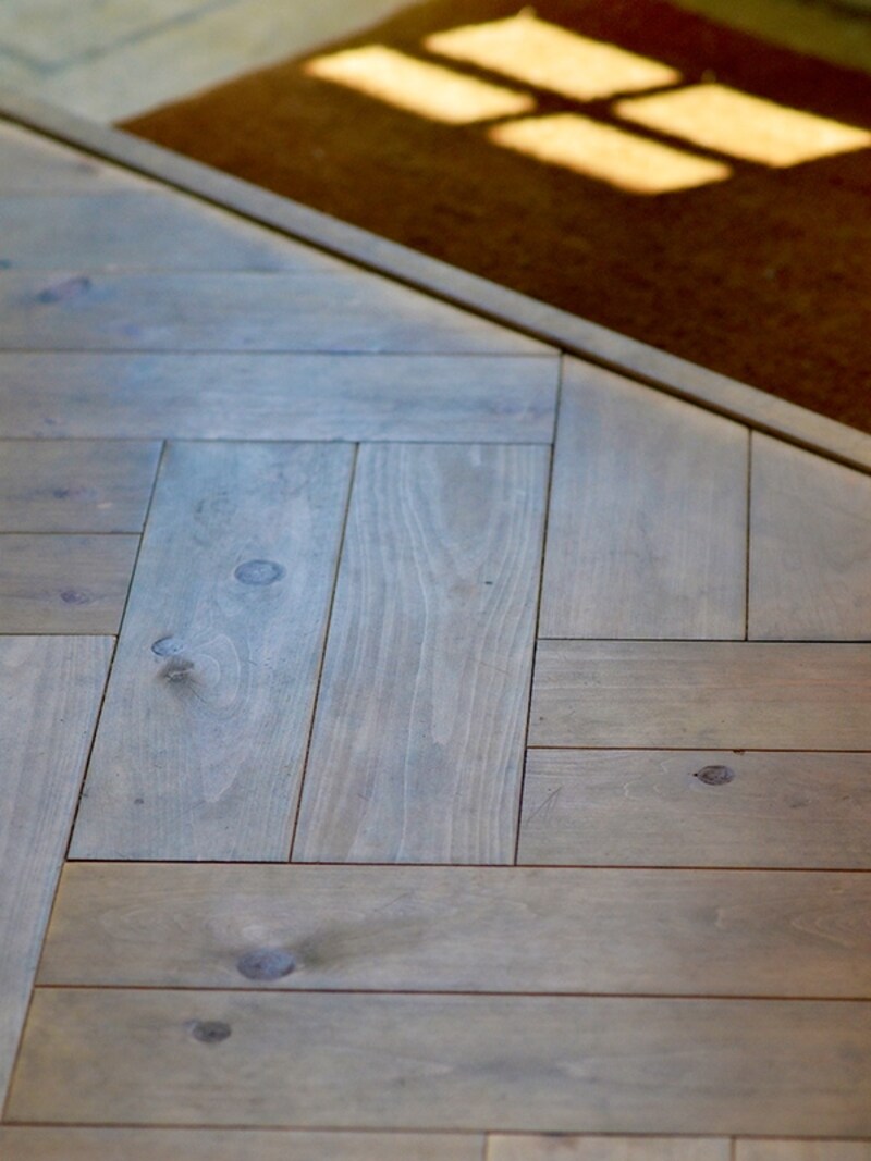 ヘリンボーンの床に陽射しが落ちて