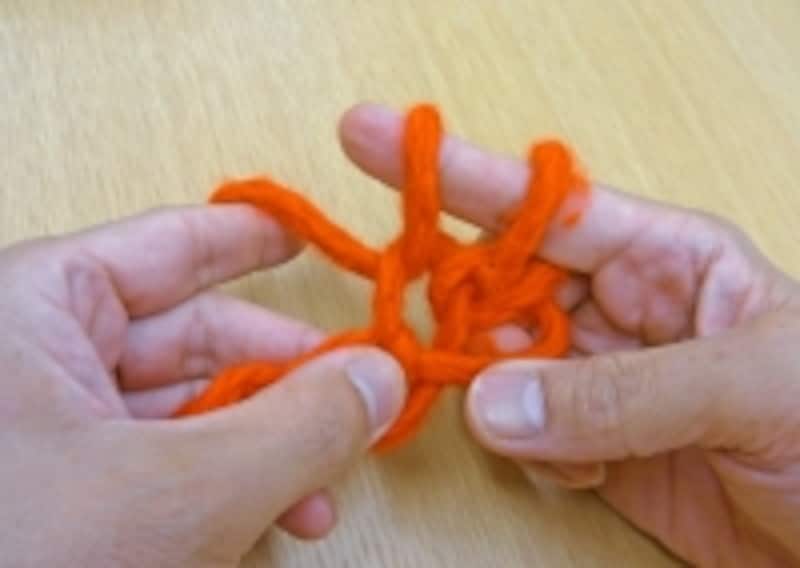 指編み 簡単　鎖の輪を通して抜く